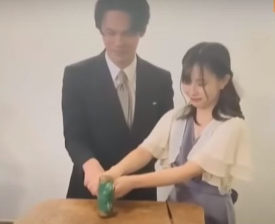 Ceremonia de divorcio amigable en Japón anuncio destrucción de