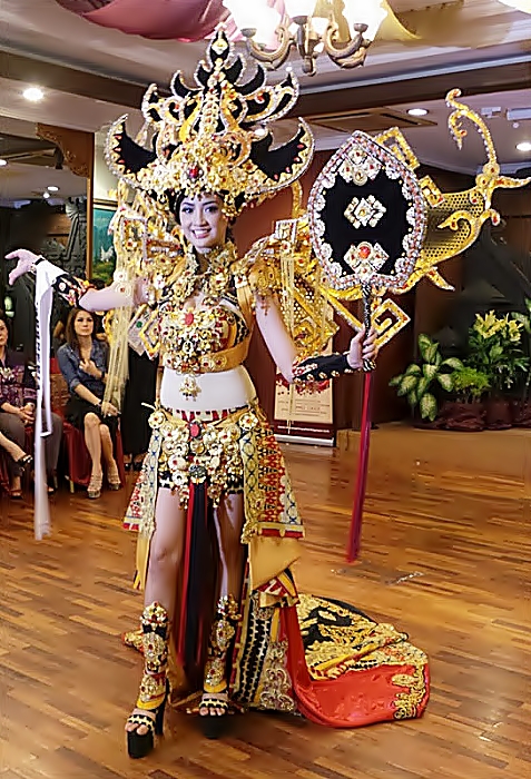 Señorita Indonesia, Elfin Pertiwi Rappa, ganó “Miss Vestido Costumbrista”.