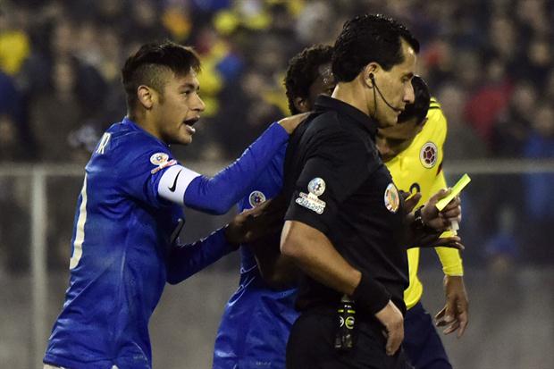 Neymar esperó al árbitro en la manga para insultarlo.