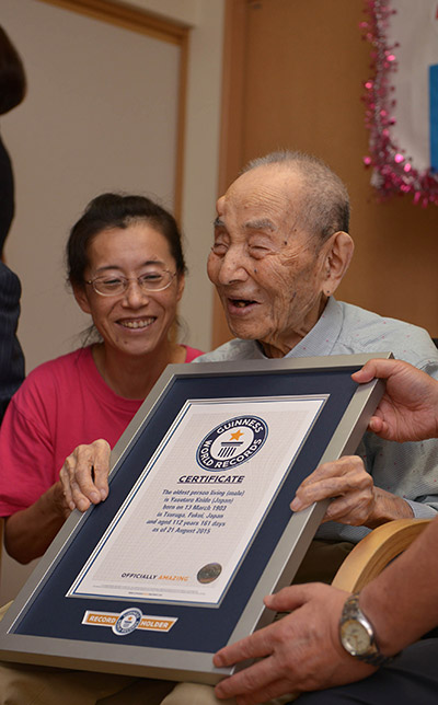 El anciano recibe el reconocimiento de Guinness (foto guinnessworldrecords.com)