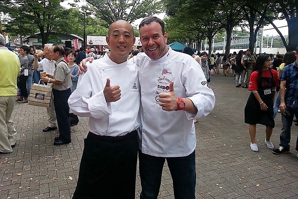 Christian Bravo con el chef japonés Taka del restaurante Arai Shoten. (Foto Nancy Matsuda)