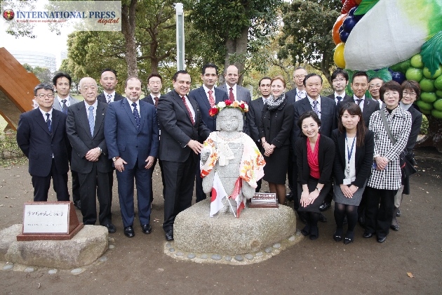 El embajador Elard Escala, su esposa, diplomáticos y funcionarios de Yokohama ante la estatua de Lima-chan.