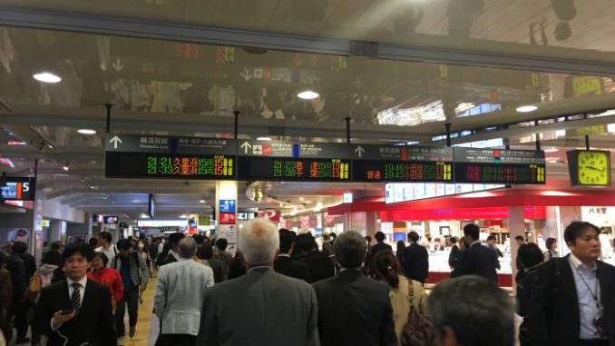Ajetreo en la estación de Shinagawa al reanudarse el servicio de trenes.