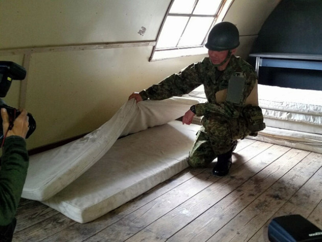 Un soldado muestra dónde durmió el niño Yamato.