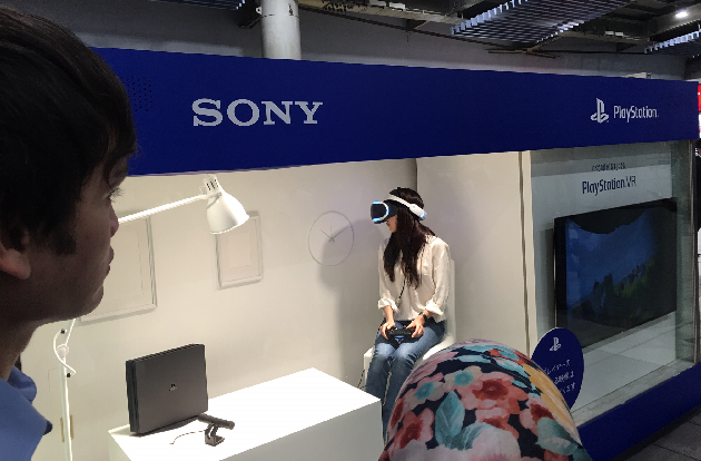 Una modelo dentro de una vitrina promociona en Shinagawa, Tokio, las gafas de Sony. (Foto IPC)