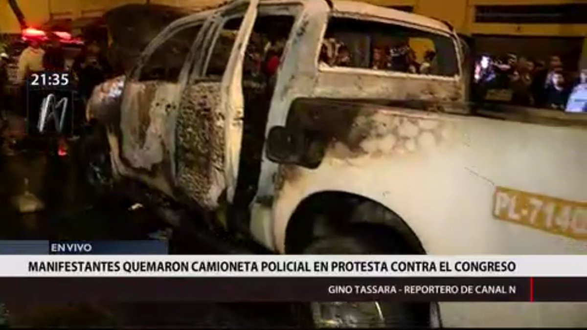 Choques en Lima dejan unidad policial destruida en marcha contra el