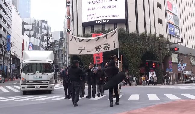 Hombres solitarios' marchan contra San Valentín en Japón San-Valent%C3%ADn-648x381