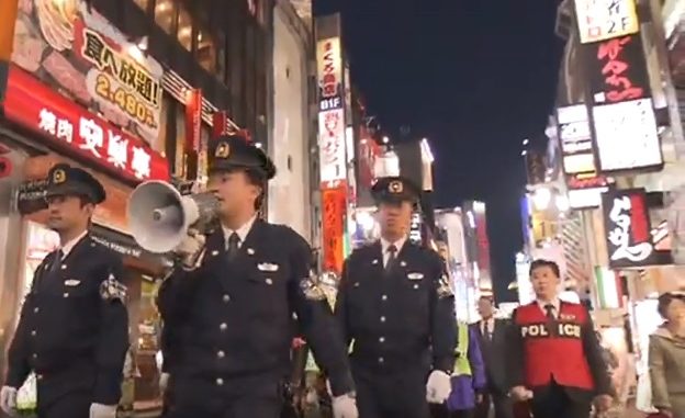 Policia De Tokio Realiza Campana De Purificacion En El Barrio Rojo De Kabukicho