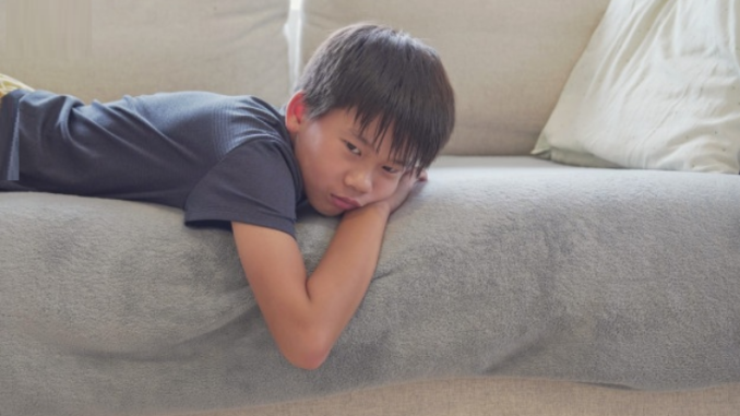 Niño aburrido en casa