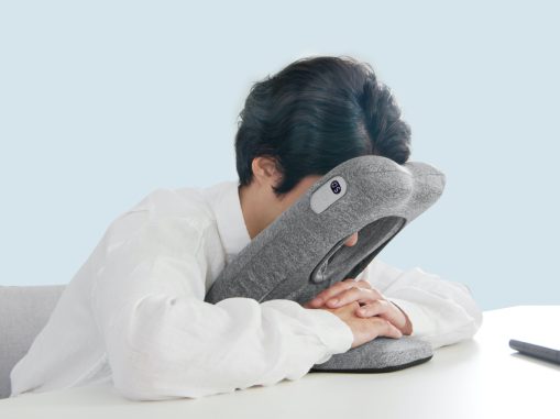 Crean en Japón una almohada para dormir mejor en la oficina
