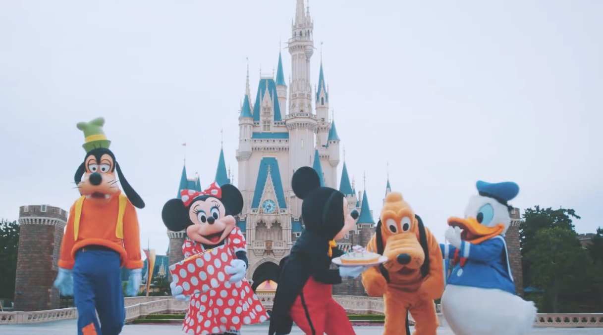 Tokyo Disneyland se disculpa por reno que levantó la falda de Minnie en un  desfile