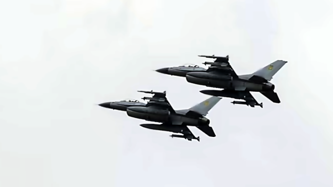 Presentación de los F-16 ucranianos en un evento castrense de Zelenski