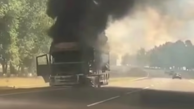 Un camión civil arde en la ruta por bombardeo ucraniano