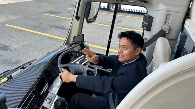 Iyus, indonesio de 40 años, el primer extranjero certificado como chofer de bus de pasajeros