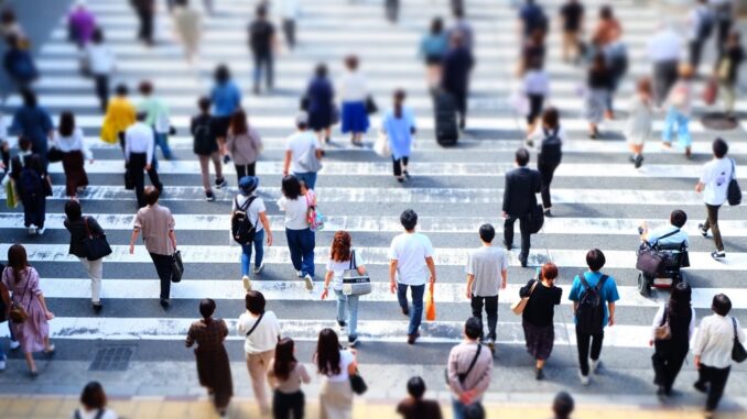 Japoneses caminando en la ciudad