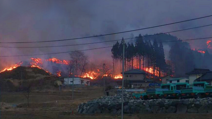 Ofunato, Iwate. El incendio forestal sigue avanzando (TVI)