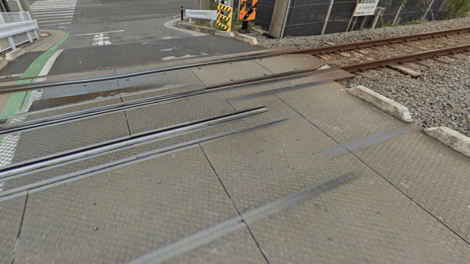 Un paso a desnivel cerca de la estación de Kurihama en la línea Yokosuka