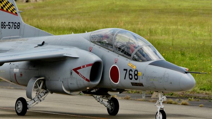 Avión de entrenamiento japonés Kawasaki T-4 (Foto Ciaran Hickey)