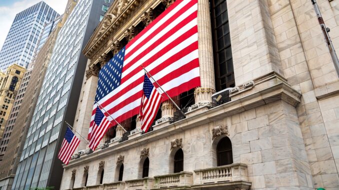 Bandera de EEUU en Wall Street (Foto Sergii Figurnyi)