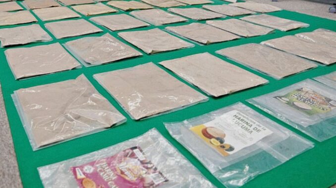 Droga camuflada en harina de frutas incautada en Aichi.