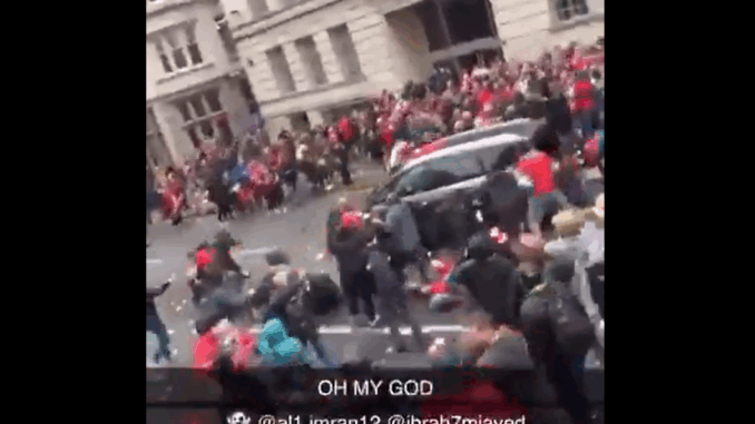 El coche aceleró sobre una multitud de personas