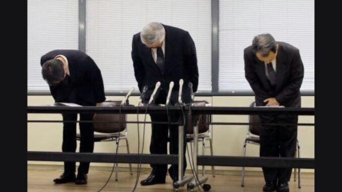El director del Centro Médico Municipal de Kobe, Ichiro Nakamura (al centro), ofrece disculpas durante la rueda de prensa, el día 2 , en el distrito Chuo de Kobe.