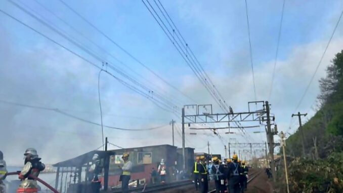 El incendio en Otaru, Hokkaido, interrumpió el servicio de trenes hasta la mañana de hoy miércoles. (X.com)