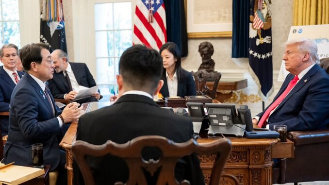 El ministro japonés Ryosei Akazawa en su primer encuentro con Donald Trump