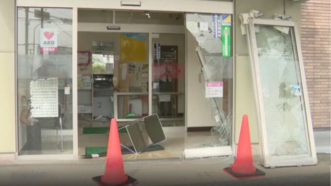 Entrada de la cooperativa de crédito en Miyama tras el choque del vehículo.