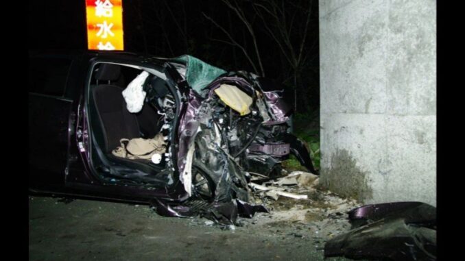Estado del vehículo tras colisionar contra la pared de entrada del túnel Tantaka. (Policía de Hokkaido)