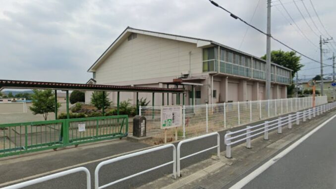Gimnasio de la escuela primaria Hirai en Fujioka, donde se ejecutó una obra encargada por el municipio.