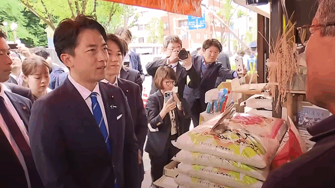 Koizumi visitando un negocio en Tokio donde venden arroz