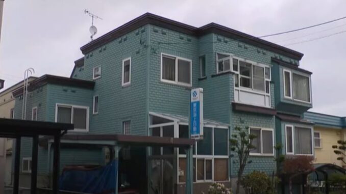 La vivienda en el distrito Nishi de Sapporo donde un hombre fue detenido por apuñalar a su sobrino la madrugada del domingo.