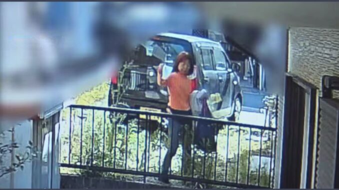 Momento en que Makiko Nagata lanza un objeto al jardín vecino, captado por una cámara de seguridad.