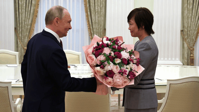 Putin entrega flores a Akie Abe (Kremlin)