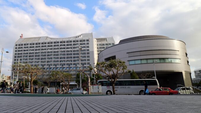 Sede del gobierno de la prefectura de Okinawa ubicado en la avenida Kokusai Dori. (Foto FS11 - Shutterstock)
