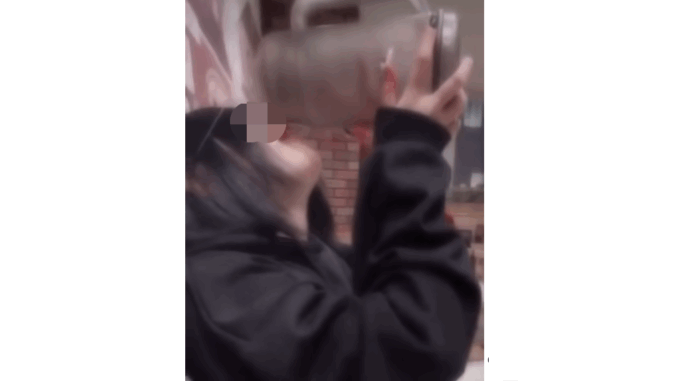 Chica bebiendo directamene de la jarra de te en Sukiya