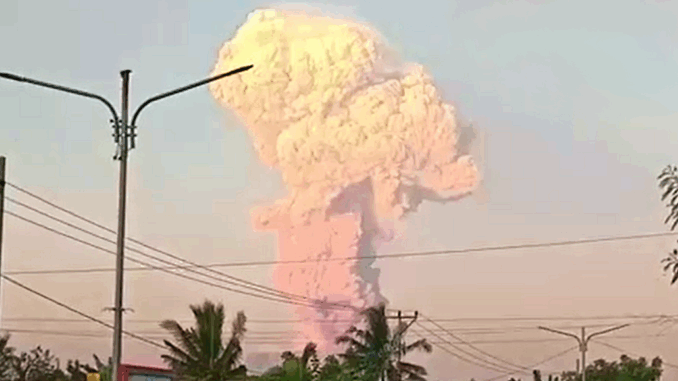 Erupción del volcán Lewotobi ayer martes