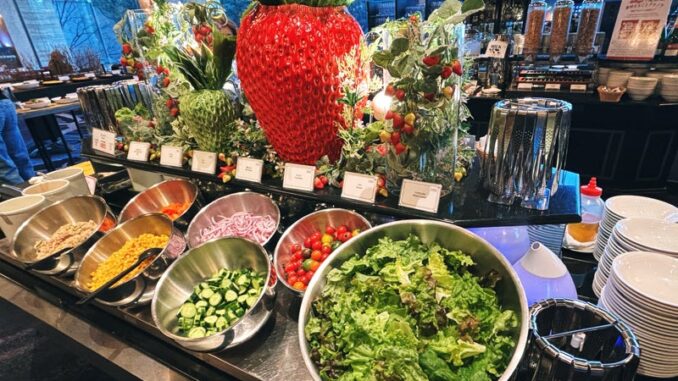 Habitual bufé de ensalada en Hotel New Otani en Tokio