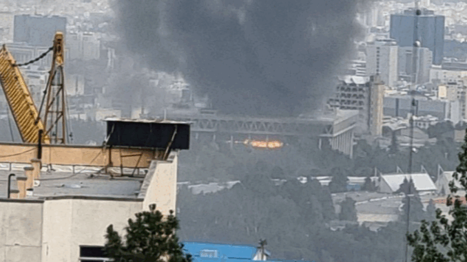 Israel bombardea canal de television estatal iraní en Teherán