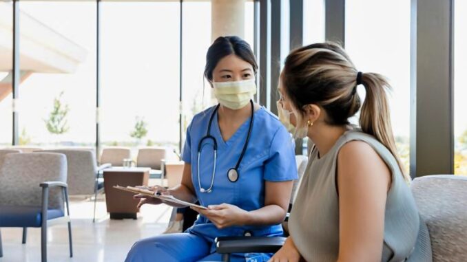 Lo primero es consultar con la municipalidad local, el hospital o la institución responsable del seguro de salud. (iStock)