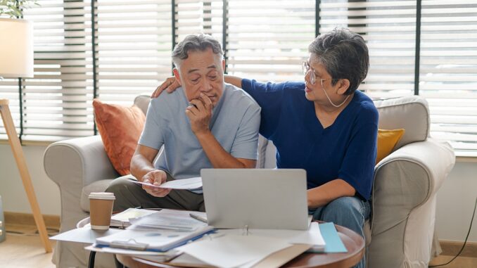 Pareja asiática con problemas financieros