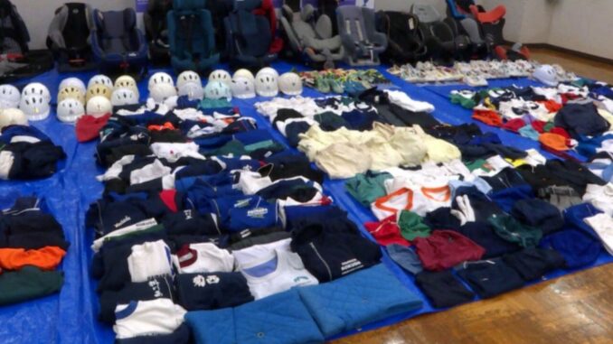 Prendas y objetos incautados por la policía en Fujieda, expuestos para su identificación