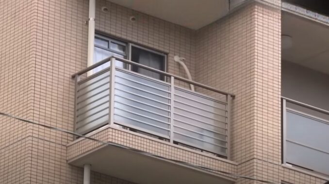 Balcón del edificio en Fukuoka desde donde cayó la niña de tres años.