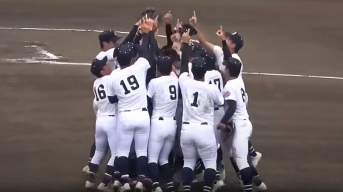 Okinawa Shogaku celebra su histórico triunfo en el Campeonato Nacional de Béisbol (imagen Y9channel)